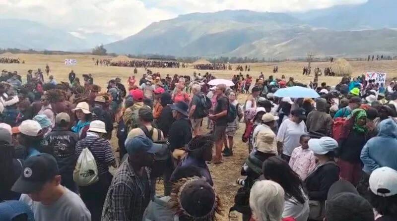 Shooting at the Baliem Festival